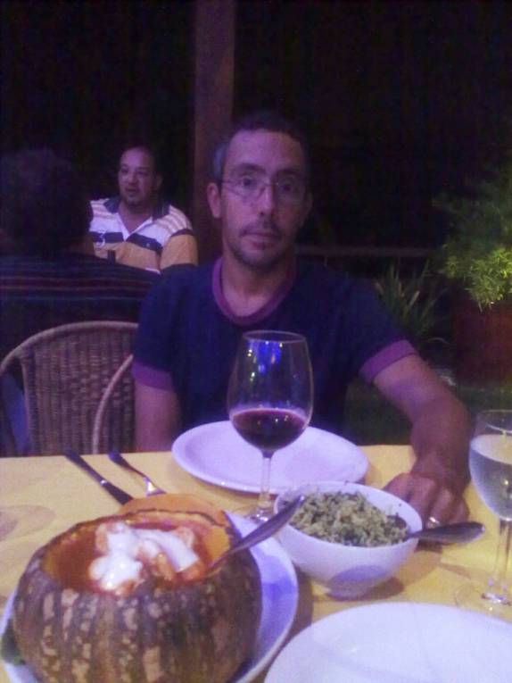 Delicioso jantar de jerimum com camarões ao leite de coco com molho de pitanga, no restaurante Oficina do Sabor, em Olinda - PE